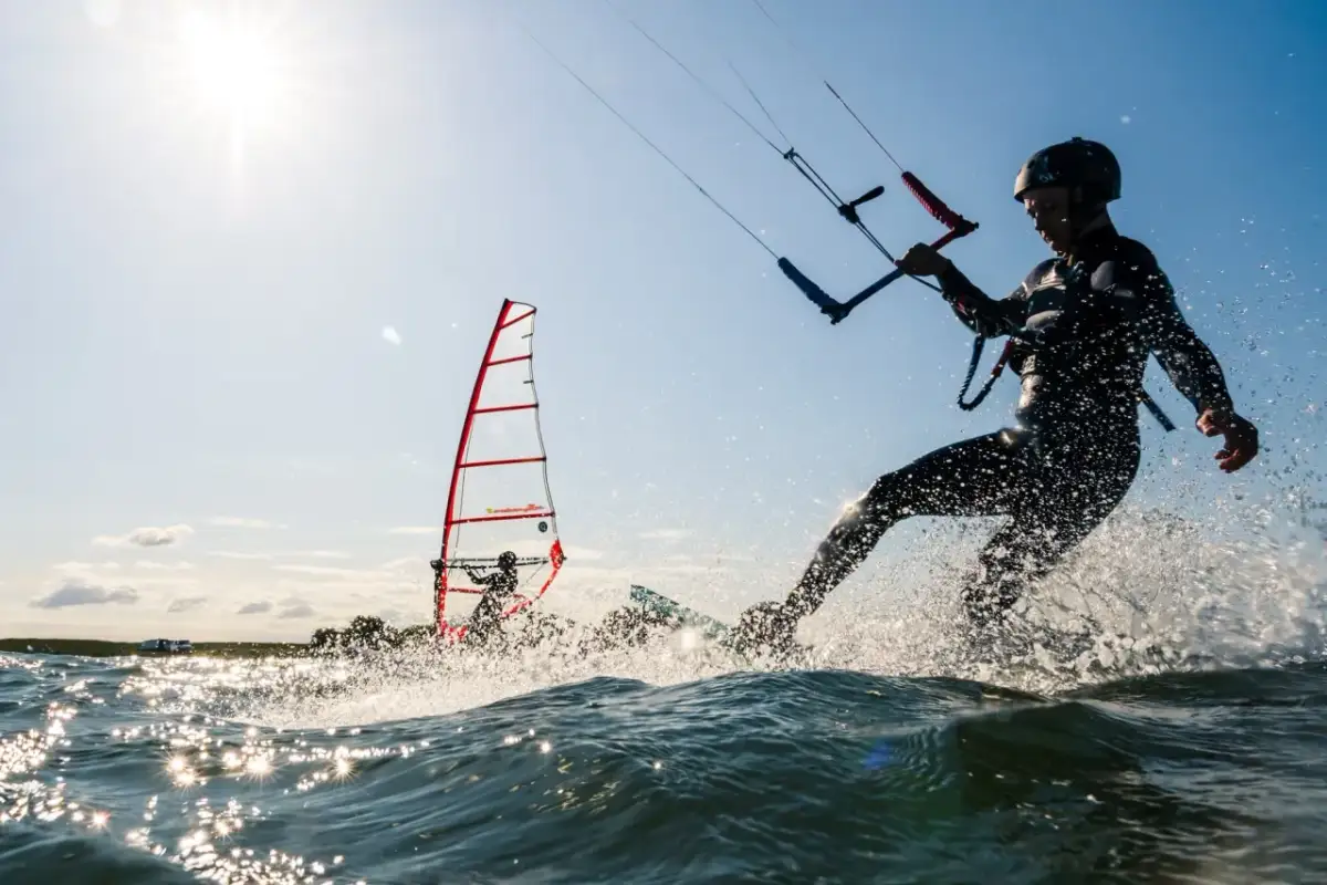 Kite czy Windsurfing? Porównanie, które rozwieje Twoje wątpliwości