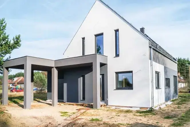 Czym obić dom szkieletowy, aby uniknąć kosztownych błędów?