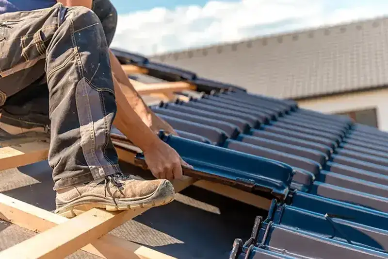 Chcesz zostać dekarzem? Kompletny przewodnik po dochodowym zawodzie