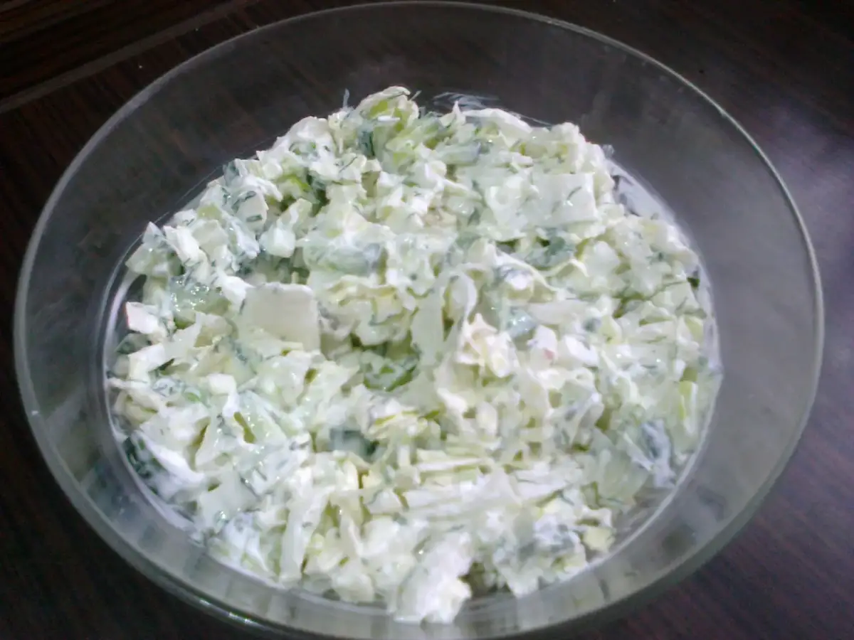 Ile kalorii ma surówka z kapusty pekińskiej? Zaskakujące wartości!