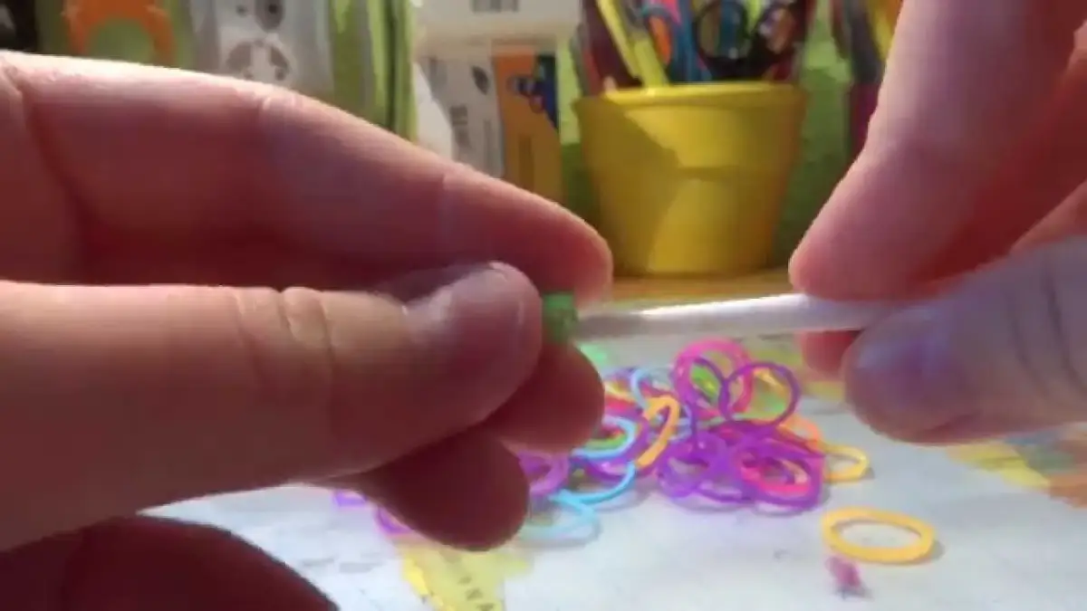 Jak zrobić bransoletkę z gumek na szydełku - łatwe kroki i porady