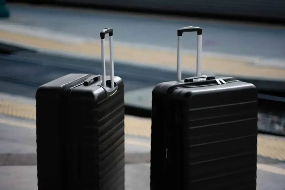 Dwie czarne walizki, idealne na bagaż podręczny Ryanair. Gotowe na podróż!