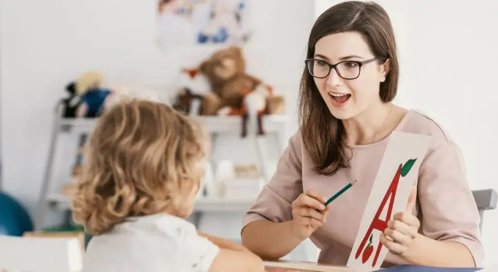 Co wpływa na rozwój mowy dziecka? Kluczowe czynniki i praktyczne wskazówki dla rodziców