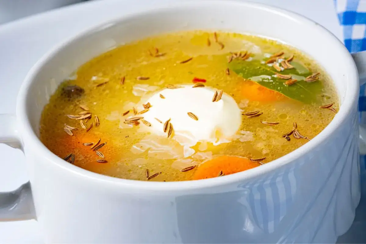 Śmietana do zupy grzybowej: 18% czy 30%? Jak zabielić bez zwarzenia?