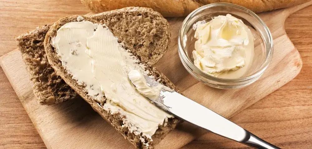 Czy margaryna roślinna jest zdrowa? Poznaj jej ukryte zagrożenia i korzyści