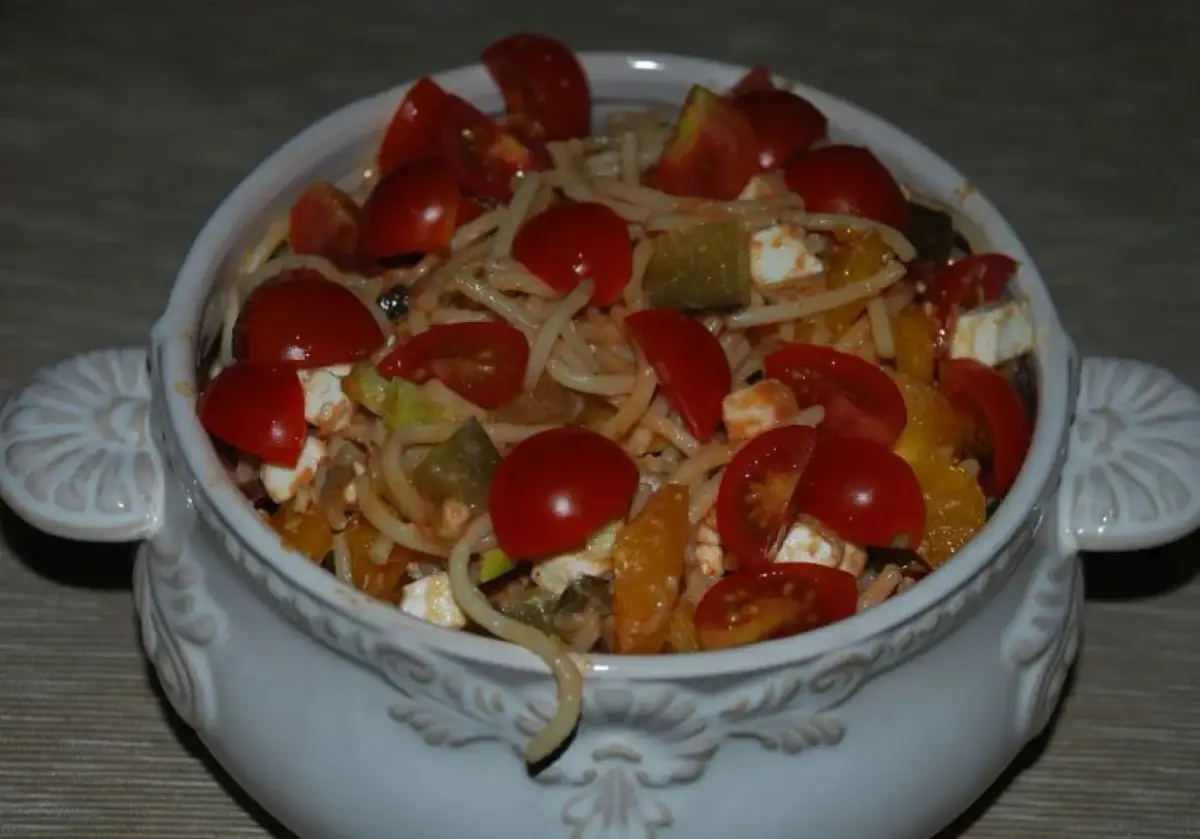 Pyszna sałatka z makaronem spaghetti, która zachwyci Twoich gości