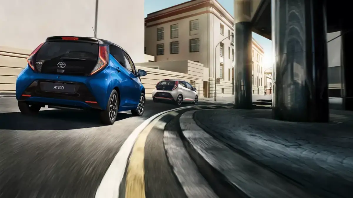 Dwa samochody Toyota Aygo jadące ulicą. Zastanawiasz się, ile pali Toyota Aygo?