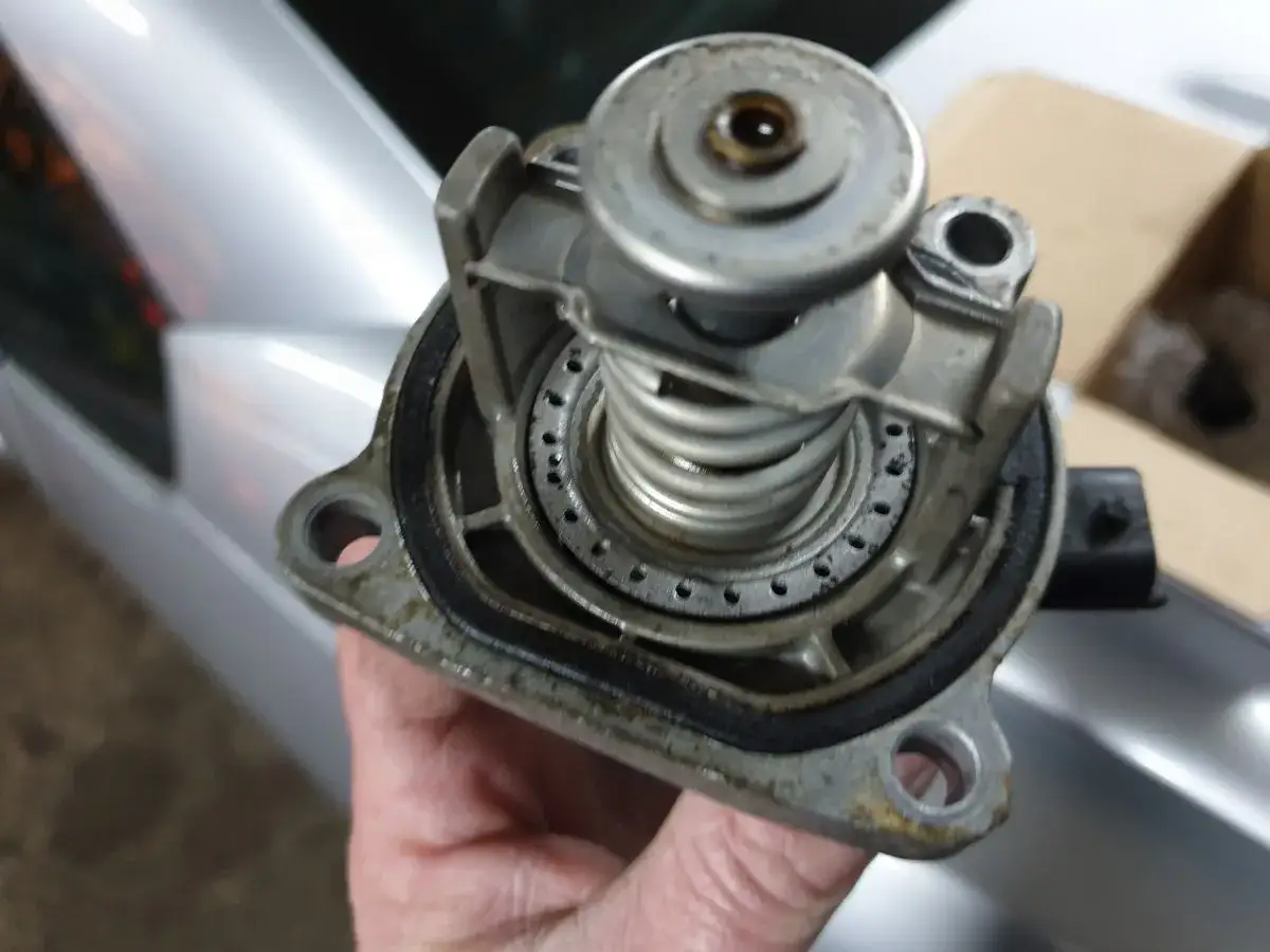 Czemu gotuje się woda w chłodnicy? Oto najczęstsze przyczyny i rozwiązania