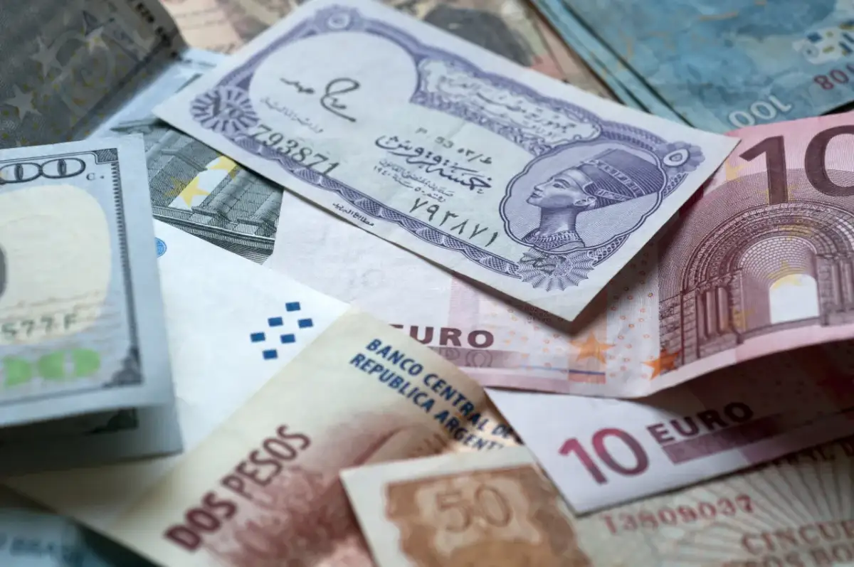 Na banknocie z Nefertiti widać, jaka waluta w Egipcie, obok euro i pesos.