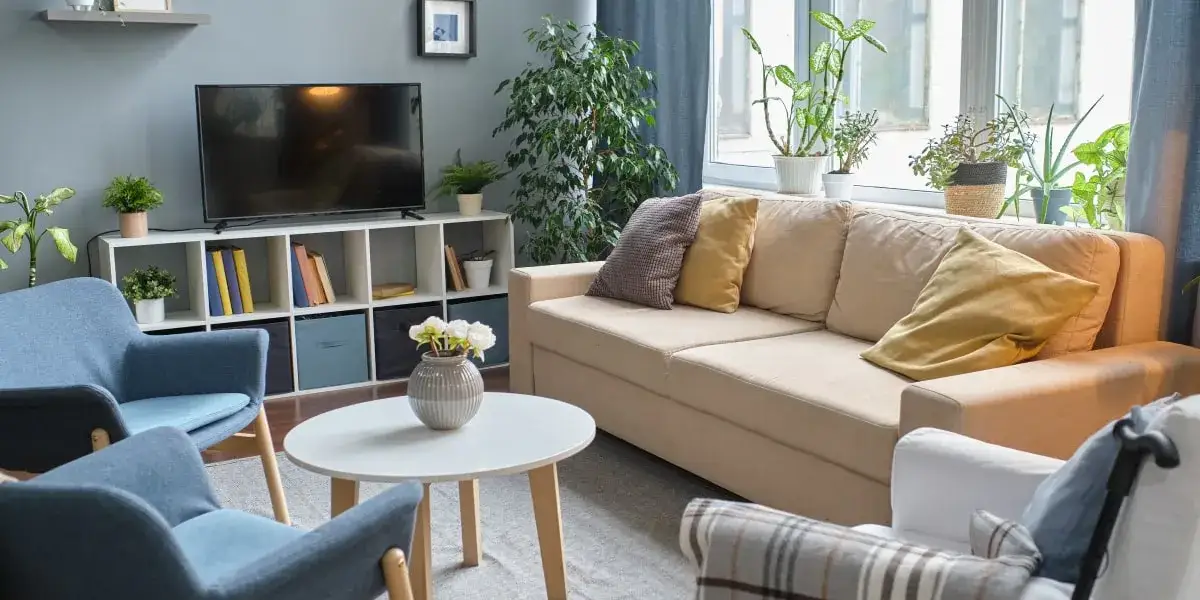 Jak ustawić stół w małym salonie, aby zaoszczędzić przestrzeń i stylowo urządzić wnętrze