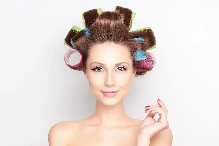 Jak używać wałków do włosów, aby uzyskać idealne loki bez wysiłku