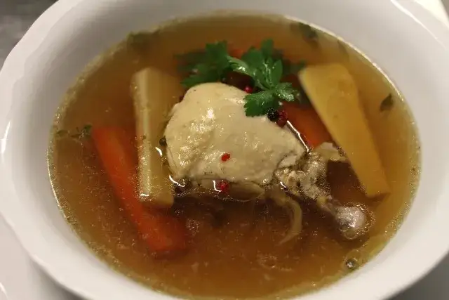 Czy można jeść rosół przy wysokim cholesterolu? Sprawdź, jak to zrobić zdrowo