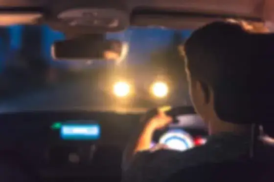 Jak widzi astygmatyk w nocy? Problemy z widzeniem w ciemności