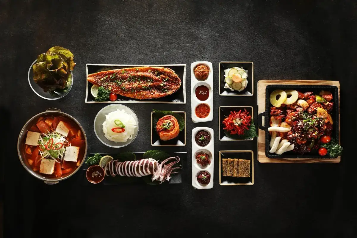 Pyszne przekąski na ognisko: grillowana ryba, kalmar, kimchi, zupa tofu i inne koreańskie smakołyki.