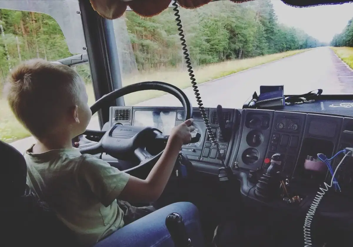 Czy kierowca tira może zabrać pasażera? Przepisy i konsekwencje