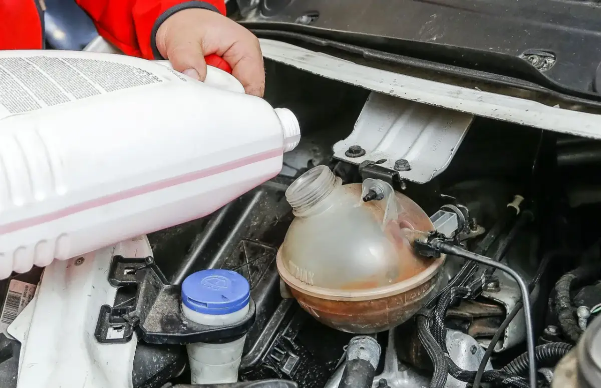 Jak wybrać płyn do chłodnicy na zimę, by uniknąć problemów z silnikiem