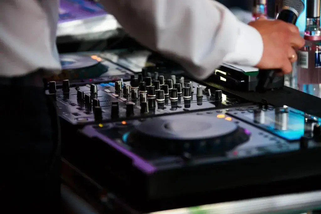 Ile kosztuje DJ na osiemnastkę? Cennik, porady i ukryte koszty