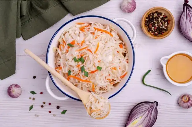 Jakie surówki pasują do ryby smażonej? Odkryj najlepsze przepisy