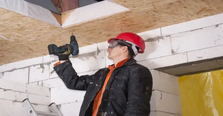 Jaka grubość płyty OSB na sufit? Uniknij błędów przy wyborze