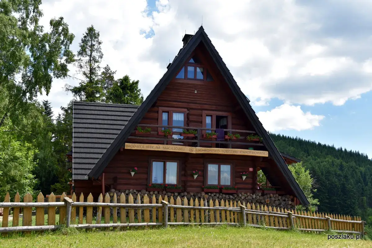 Bacówka na Maciejowej: Planujesz wycieczkę? Szlaki, noclegi i racuchy!