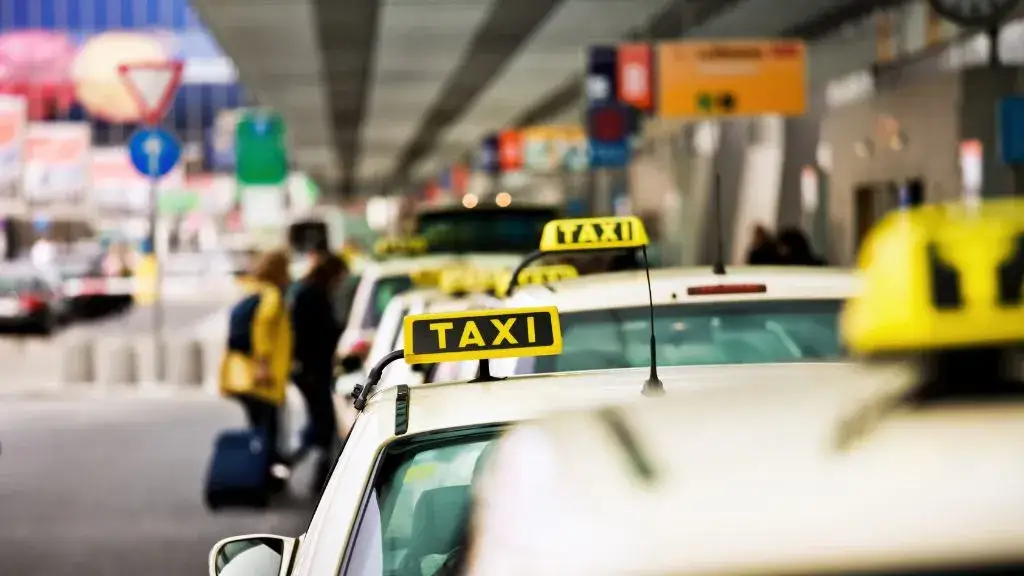 Ile kosztuje taxi z lotniska Pafos do centrum? Zaskakujące ceny!