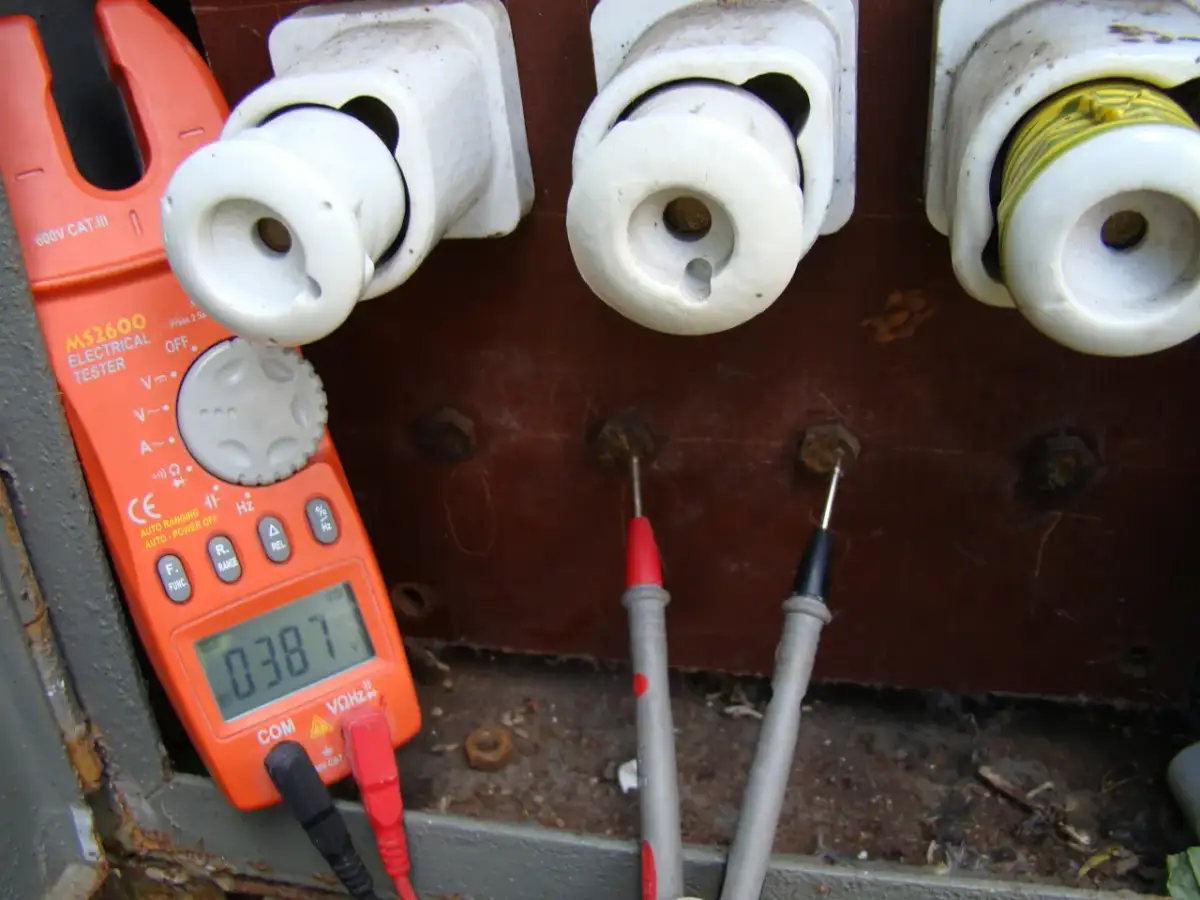 Kto ma klucz do skrzynki elektrycznej? Poznaj uprawnienia i zasady