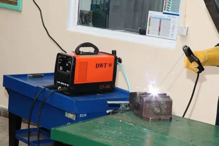 Spawarka masa to plus czy minus - poznaj kluczowe różnice w spawaniu