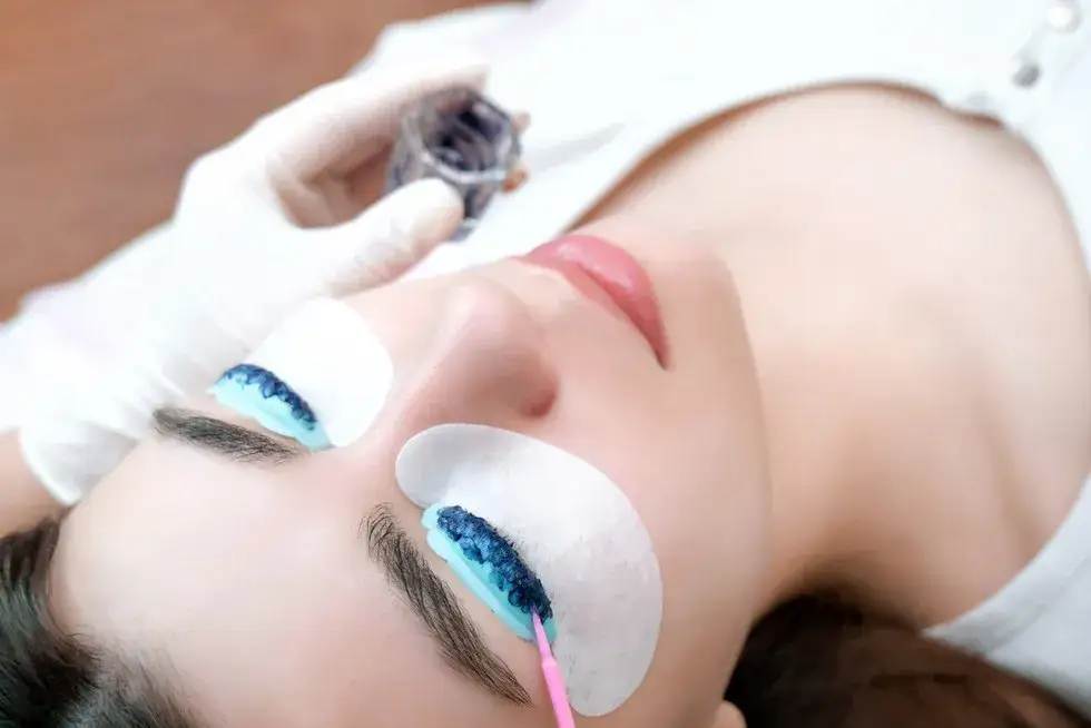 Tusz po hennie? Kiedy i jak bezpiecznie malować rzęsy