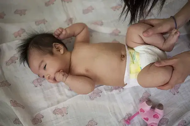 Jak pomóc niemowlakowi zrobić kupkę? Skuteczne metody i porady