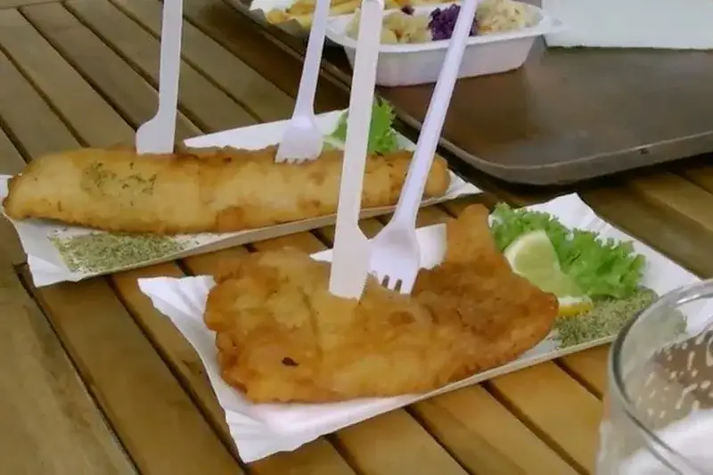 Mielno: Gdzie zjeść rybę prosto z kutra? Obiady i miejsca dla rodzin