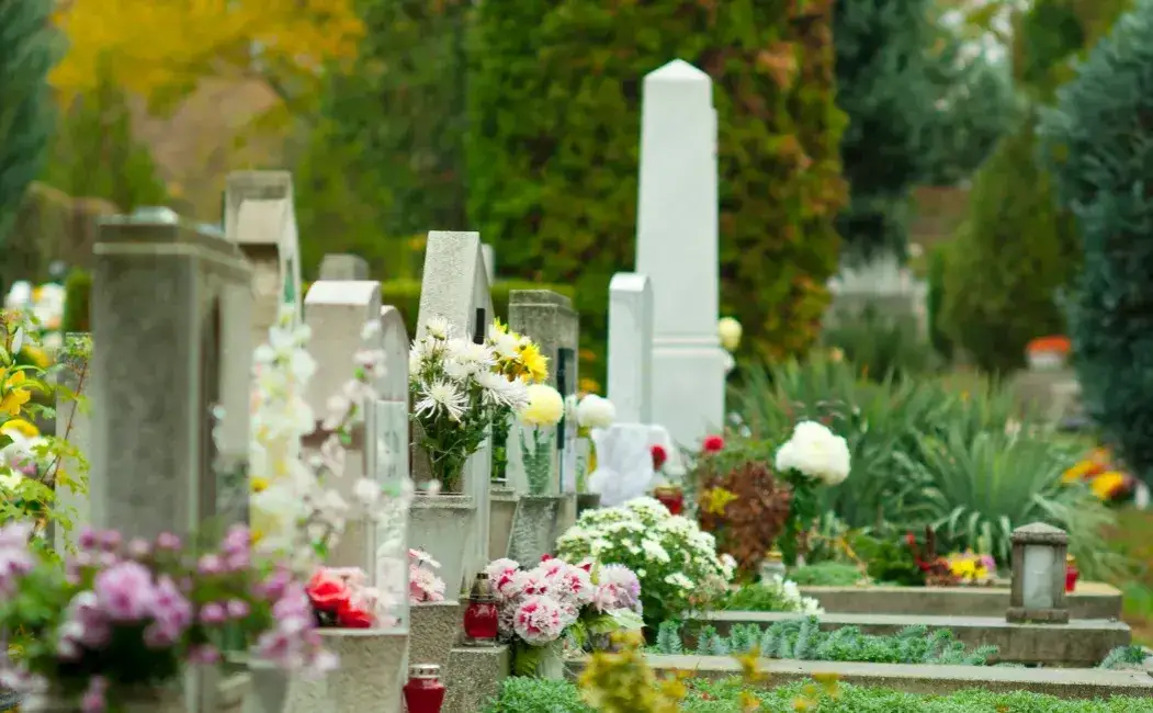 Ile kosztuje przedłużenie miejsca na cmentarzu? Sprawdź ceny i opłaty