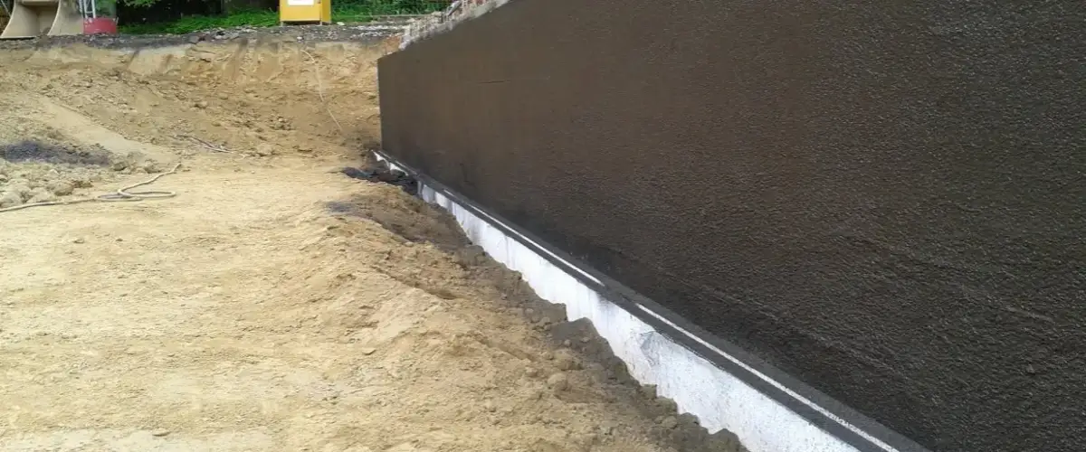 Czym obsypać fundamenty z zewnątrz, aby uniknąć problemów z wilgocią?