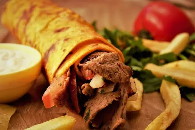 Ile kalorii ma kebab rollo? Od 500 do 1600 kcal poznaj prawdę!
