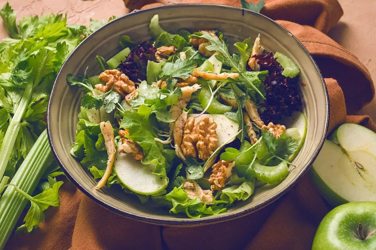 Sałatka z selera z orzechami i jabłkiem. Idealna inspiracja, jak zrobić sałatkę z selera.