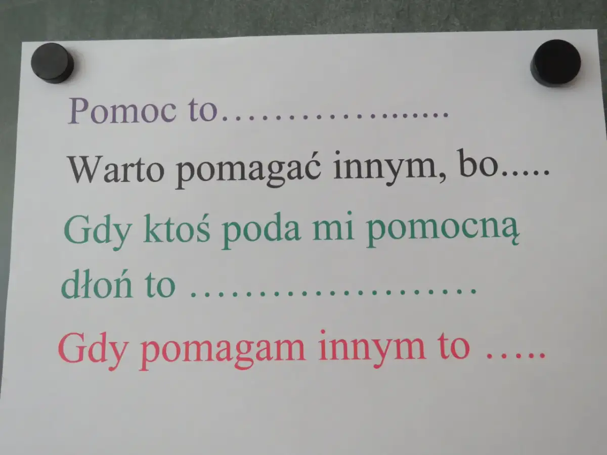 Czy warto pomagać innym? Argumenty i przykłady do rozprawki