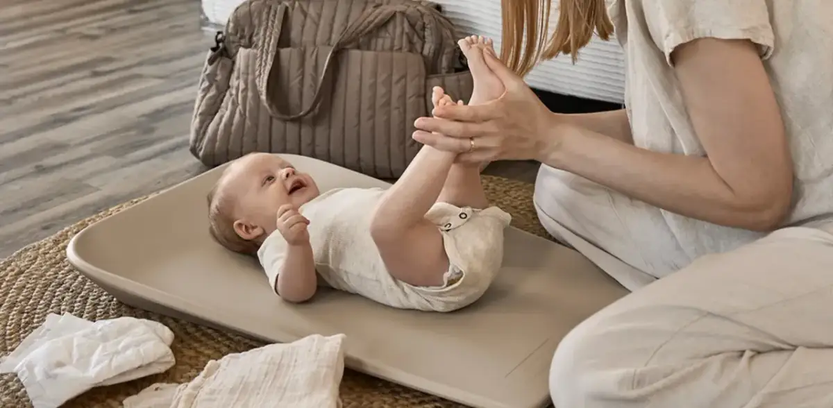 Urocze dziecko na przewijaku. Zastanawiasz się, jaki przewijak wybrać? Ten jest idealny!