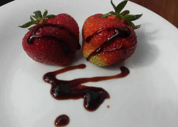 Ocet balsamiczny malinowy do czego? Odkryj jego niezwykłe zastosowania