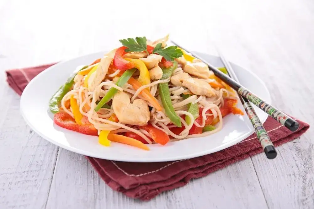 Szybkie spaghetti z sosem słodko kwaśnym, które zachwyci każdego