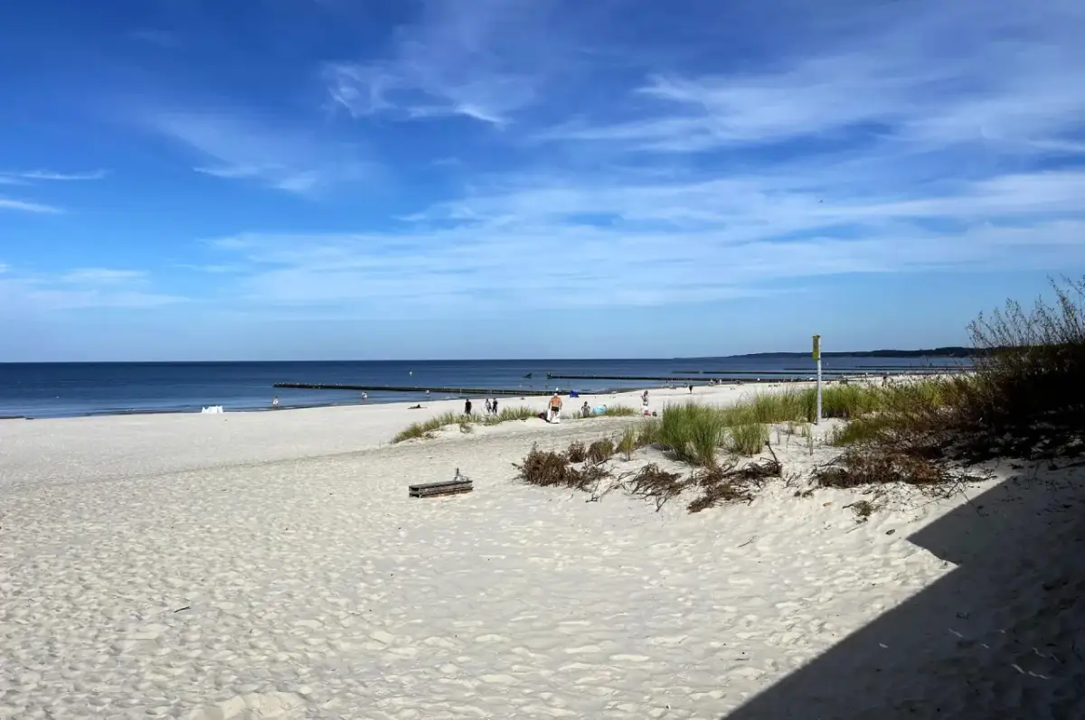 Pociągiem z Warszawy nad Bałtyk: Jak dojechać szybko i tanio?