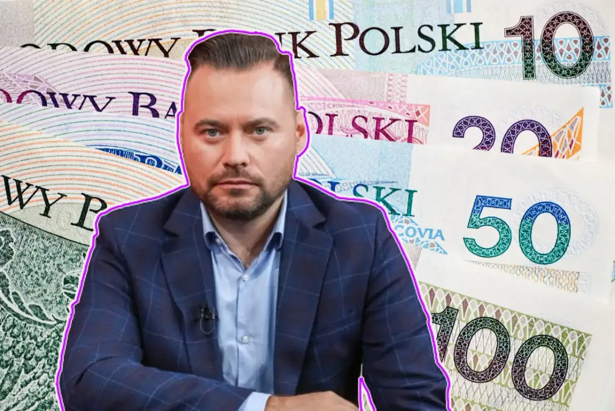 Mężczyzna w garniturze na tle polskich banknotów. Czy to odpowiedź na pytanie, ile zarabia krytyk filmowy?