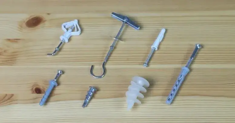 Jakie kołki do półki wybrać, aby uniknąć problemów z montażem?