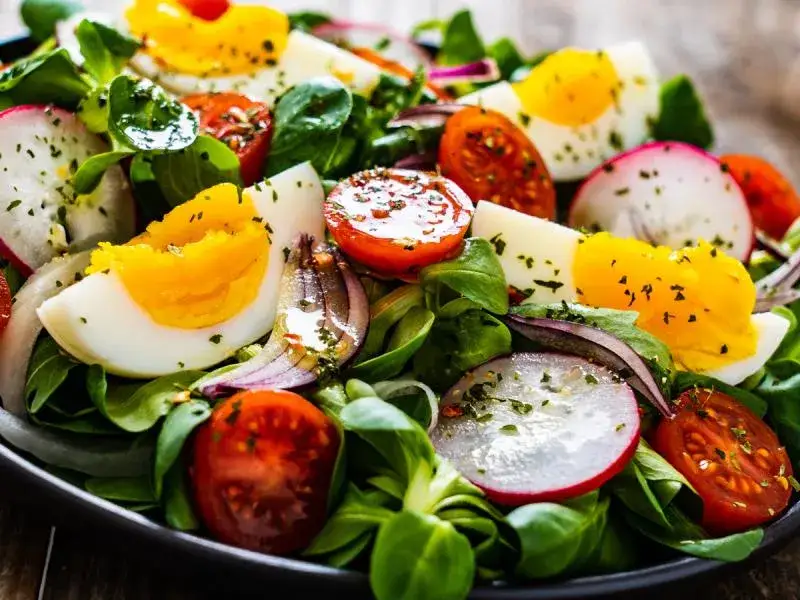 Jaką sałatkę na Wielkanoc wybrać? Tradycyjne i nowoczesne przepisy