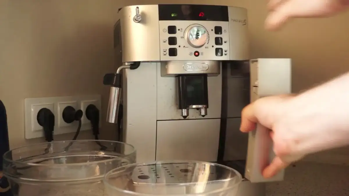 Jak uruchomić ekspres do kawy De'Longhi Magnifica bez problemów