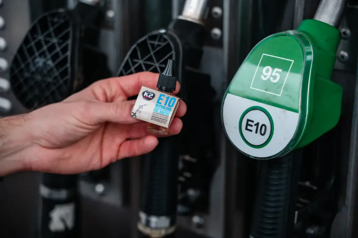 E10 w baku? Sprawdź kompatybilność auta i uniknij awarii!