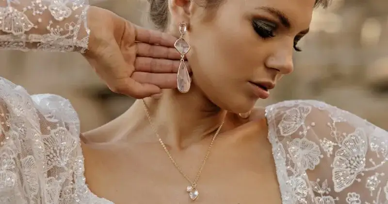 Jaka biżuteria do sukni ślubnej? Wybierz idealną z poradami stylistki