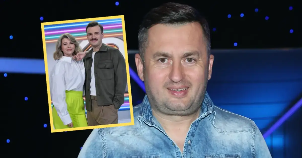 Uśmiechnięty mężczyzna w dżinsowej koszuli, obok w ramce para, która nagrywa Koło Fortuny.