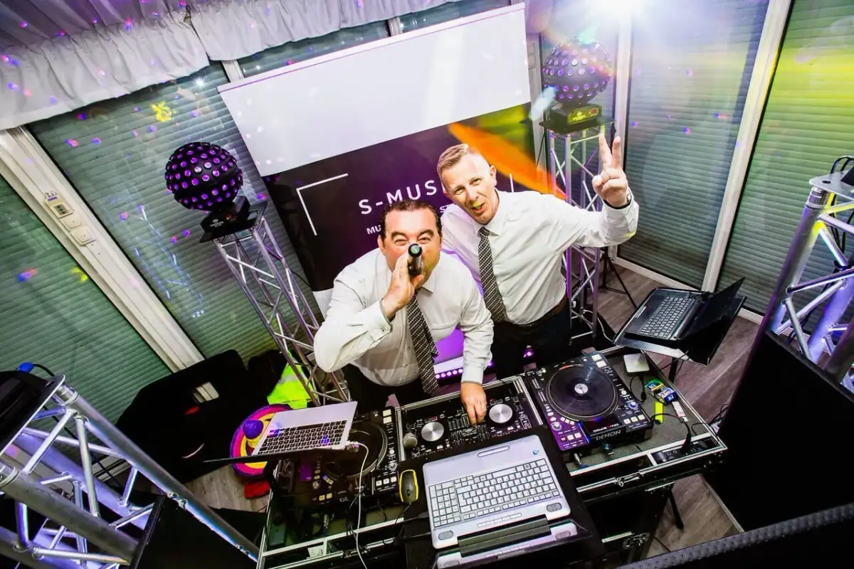 DJ czy zespół na wesele? Poznaj kluczowe różnice i zdecyduj