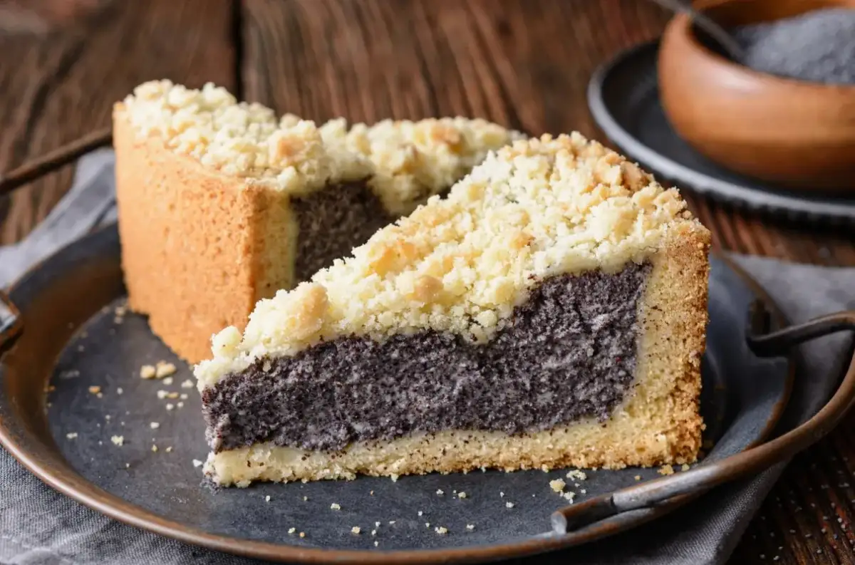 Wilgotny makowiec z gotowej masy makowej, posypany kruszonką, na metalowej tacy.