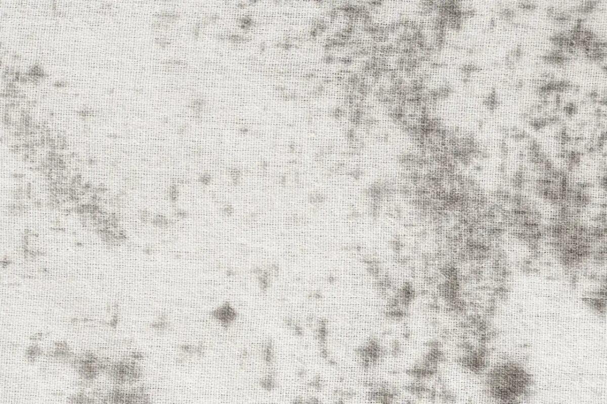 Szare plamy pleśni na białym materiale. Dowiedz się, jak usunąć czarne plamy pleśni z materiału, aby przywrócić mu czystość.