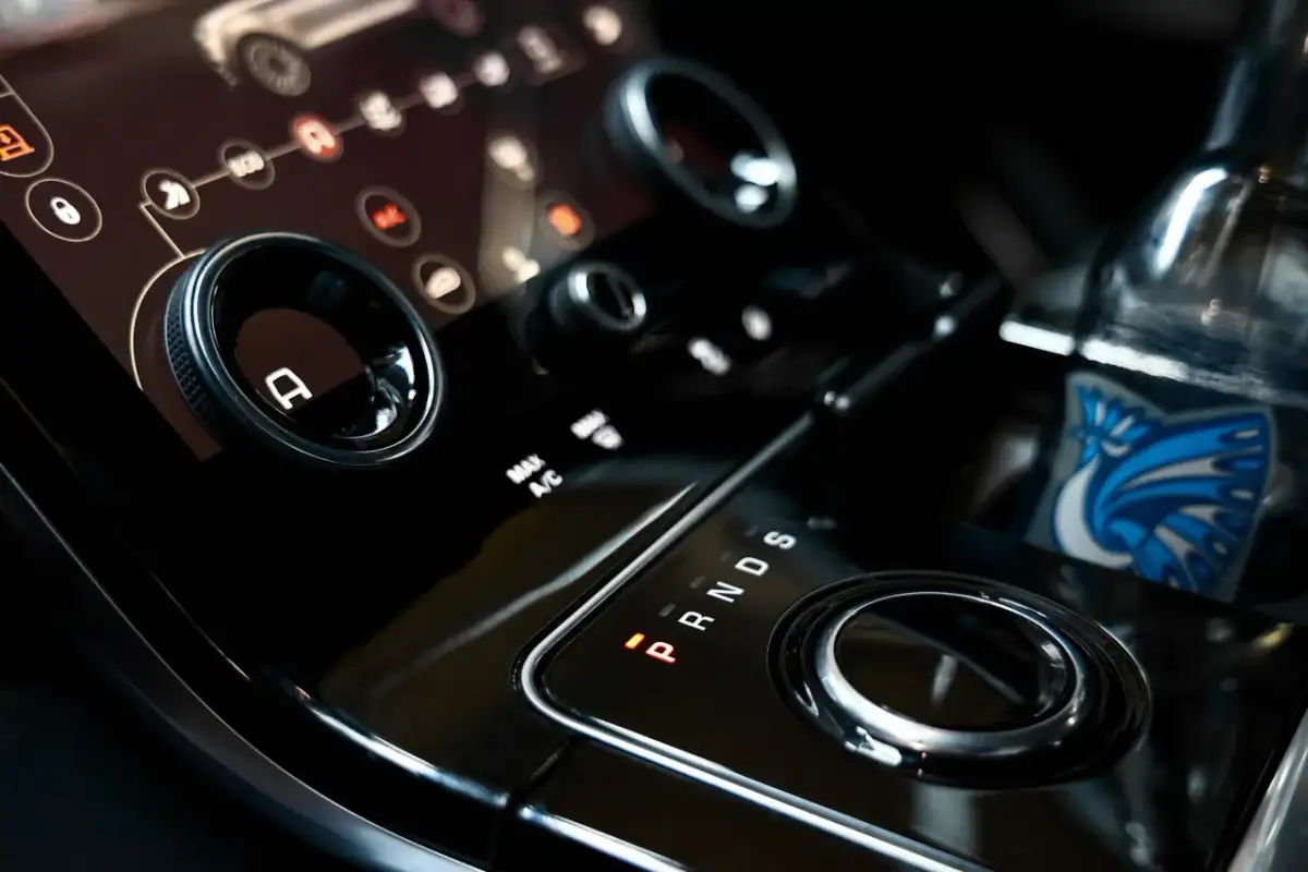 Automat szarpie? Wymiana oleju: interwały, metody, koszty